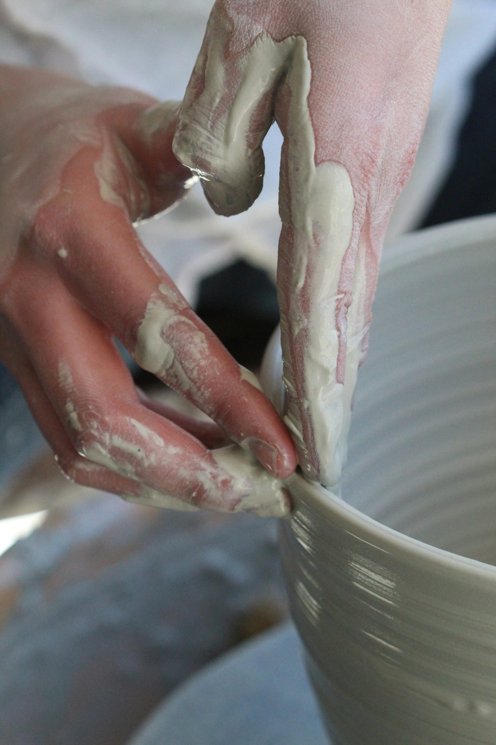 Manos-creando-con-ceramica