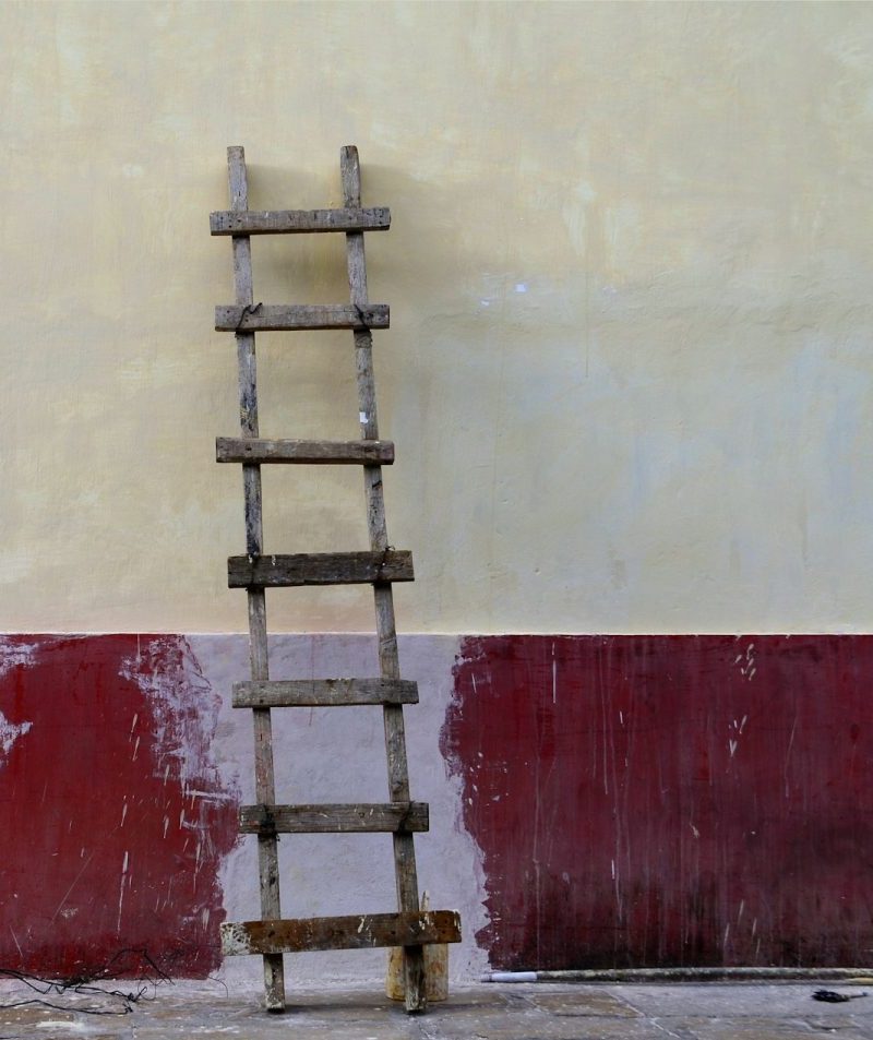 escalera-apoyada-en-la-pared