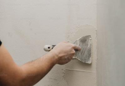 Mano-con-paleta-trabajando-en-pared-agenda
