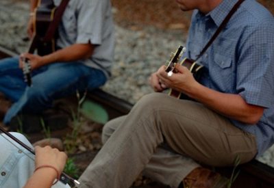 Personas-tocando-musica-en-el-exterior-agenda